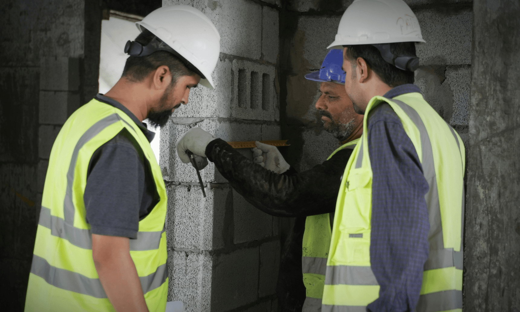 Estrutura de betão e alvenaria em construção em altura, representativa de construção tradicional sustentável.