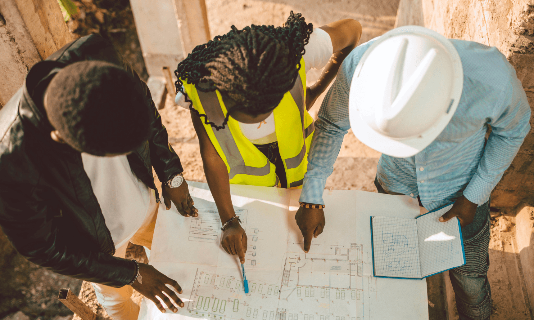 Estrutura de betão e alvenaria em construção em altura, representativa de construção tradicional sustentável.
