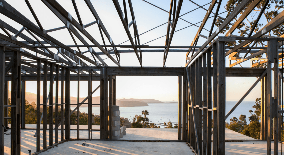 Estrutura metálica de perfis leves em obra, ilustrativa de construção em LSF (Light Steel Frame).
